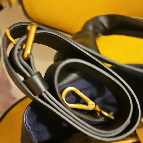 Elegant Black Satchel Bag - Picture 6 of 7